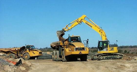 Komatsu excavator loading a hauler